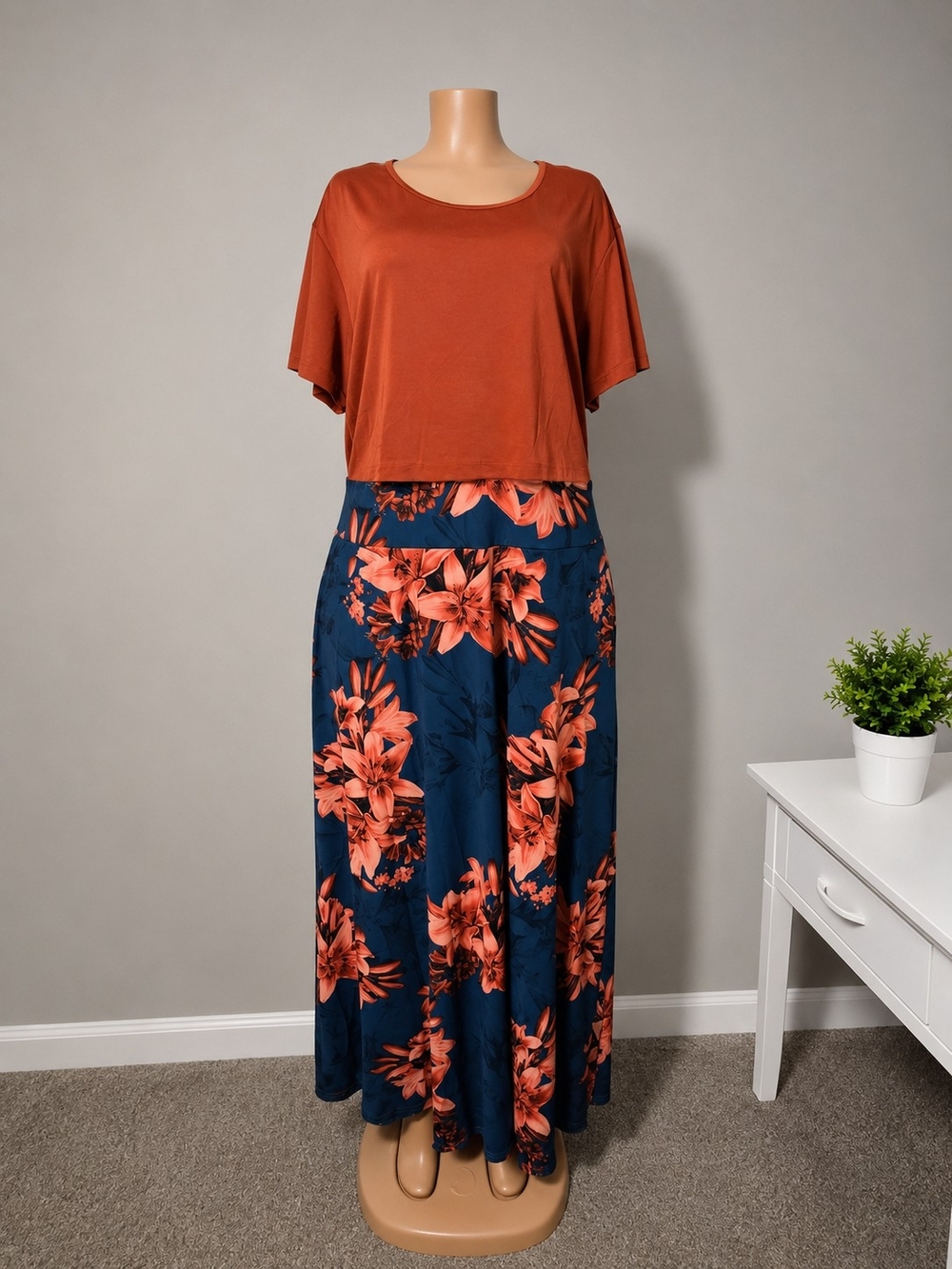 chic Navy Maxi Skirt with Coral Floral Print